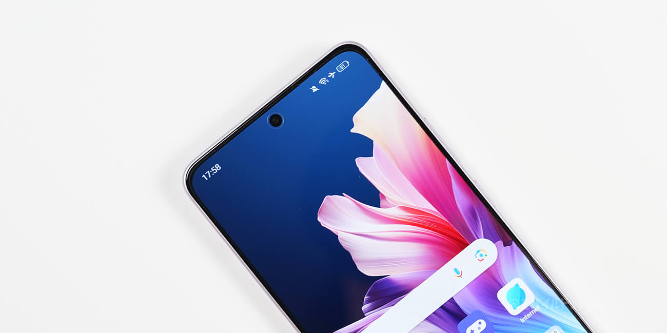 OPPO Reno11 Aはフラットディスプレイ