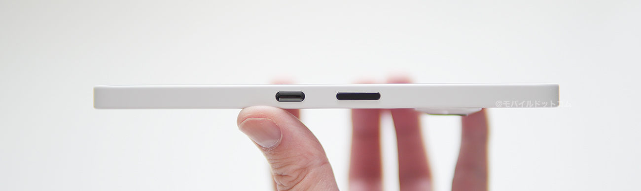 右側面には、「電源ボタン」、「Essential Key」