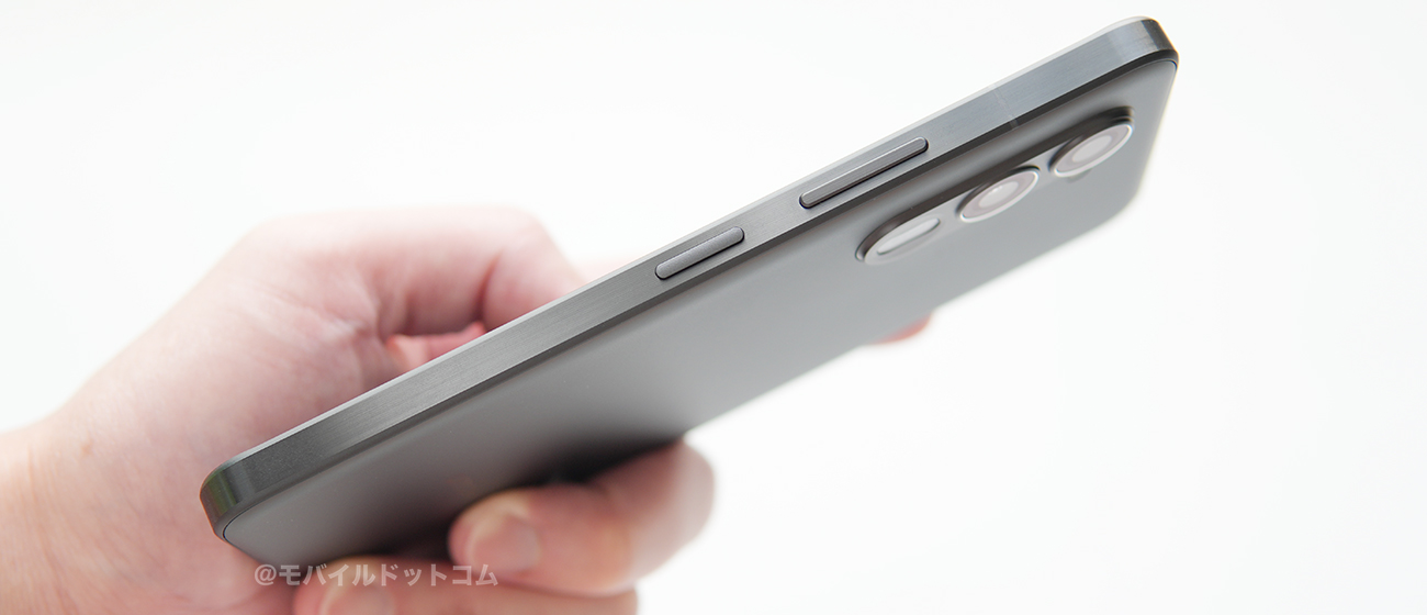 右側面には、「電源ボタン一体型指紋認証センサー」、「音量ボタン」