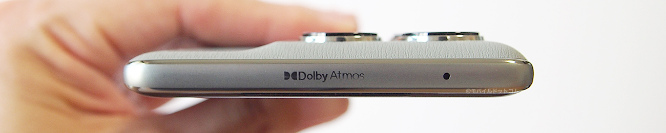 上部側面には「Dolby Atmosの刻印」「マイク」