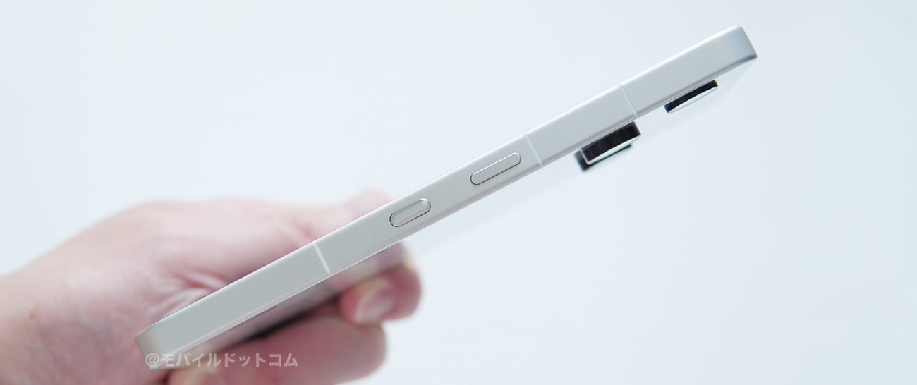 右側面には、「Essential Key」、「電源ボタン」