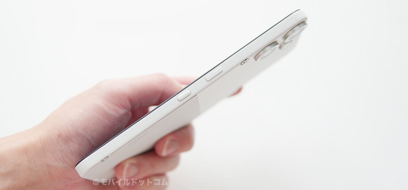 右側面には、「Essential Key」、「電源ボタン」