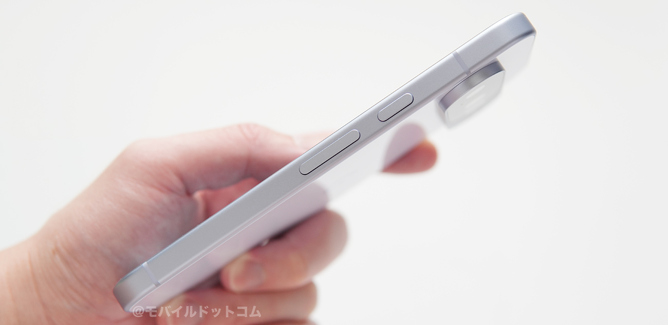右側面には、「音量ボタン」、「電源ボタン」