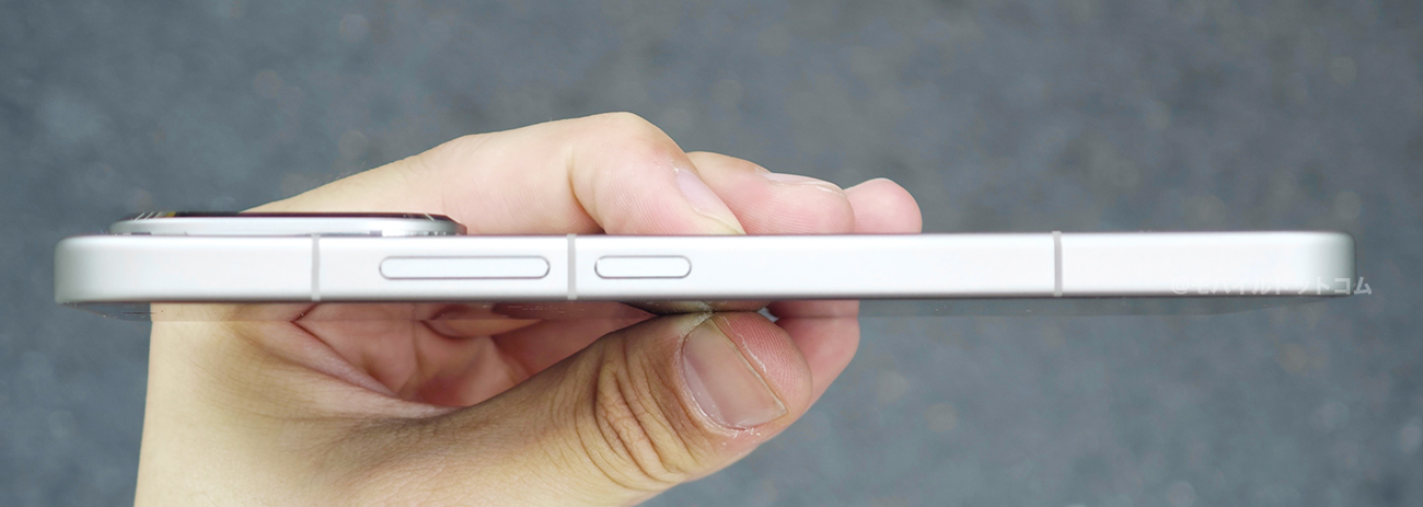 右側面には、「音量ボタン」、「電源ボタン」