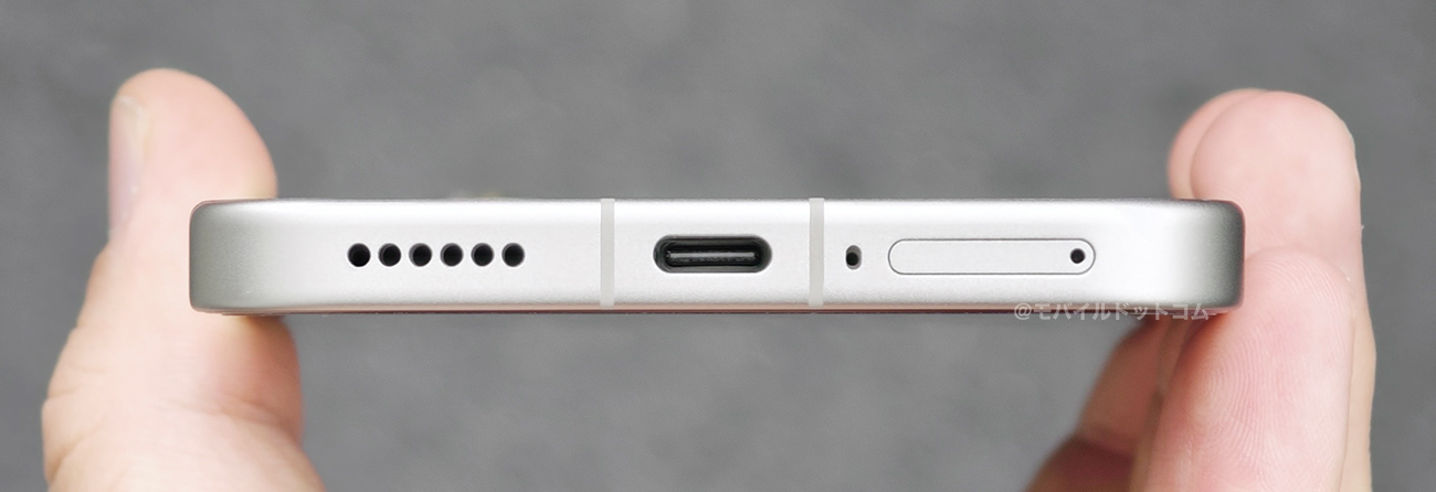 下部側面には、「スピーカー」、「Type-Cコネクタ」、「マイク」、「SIMスロット」