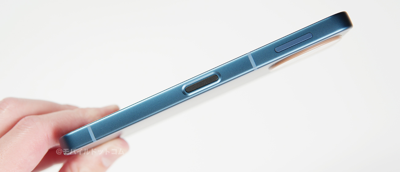右側面には、「側面電源ボタン一体型指紋認証」、「音量ボタン」