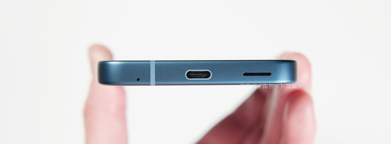 下部側面には、「マイク」、「Type-Cコネクタ」、「スピーカー」