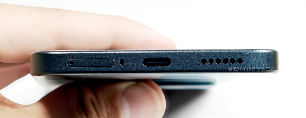 下部側面には、「SIMスロット」、「マイク」、「Type-Cコネクタ」、「スピーカー」