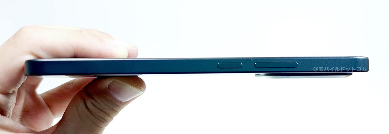 右側面には、「電源ボタン」、「音量ボタン」