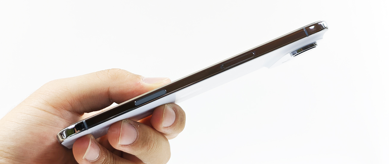 右側面には、「カメラコントロール」、「電源ボタン」