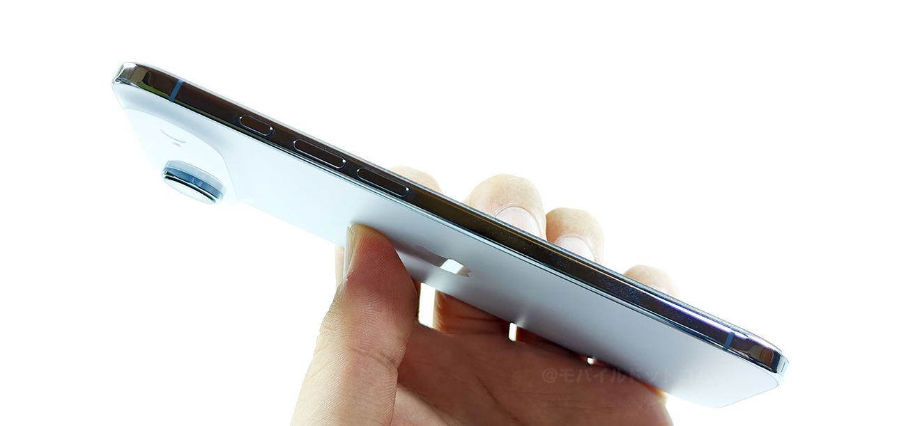 左側面には、「アクションボタン」、「音量ボタン」