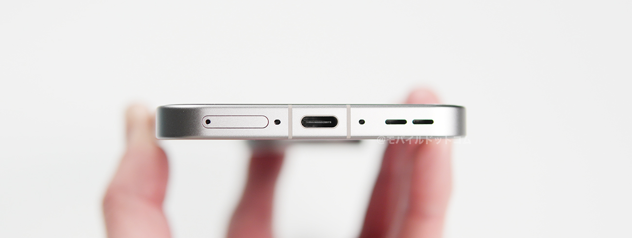 下部側面には、「SIMスロット」、「マイク」、「Type-Cコネクタ」、「スピーカー」