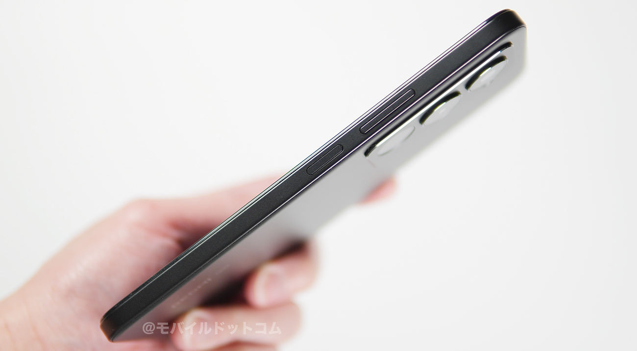 右側面には、「電源ボタン」、「音量ボタン」