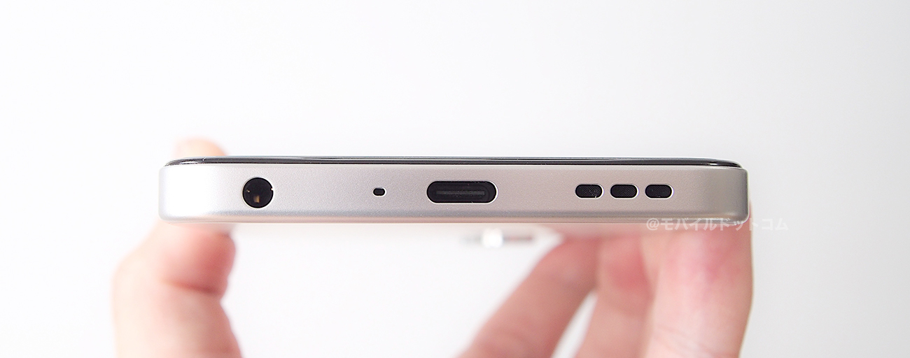 下部側面には、「イヤホンジャック」、「マイク」、「Type-Cコネクタ」、「スピーカー」