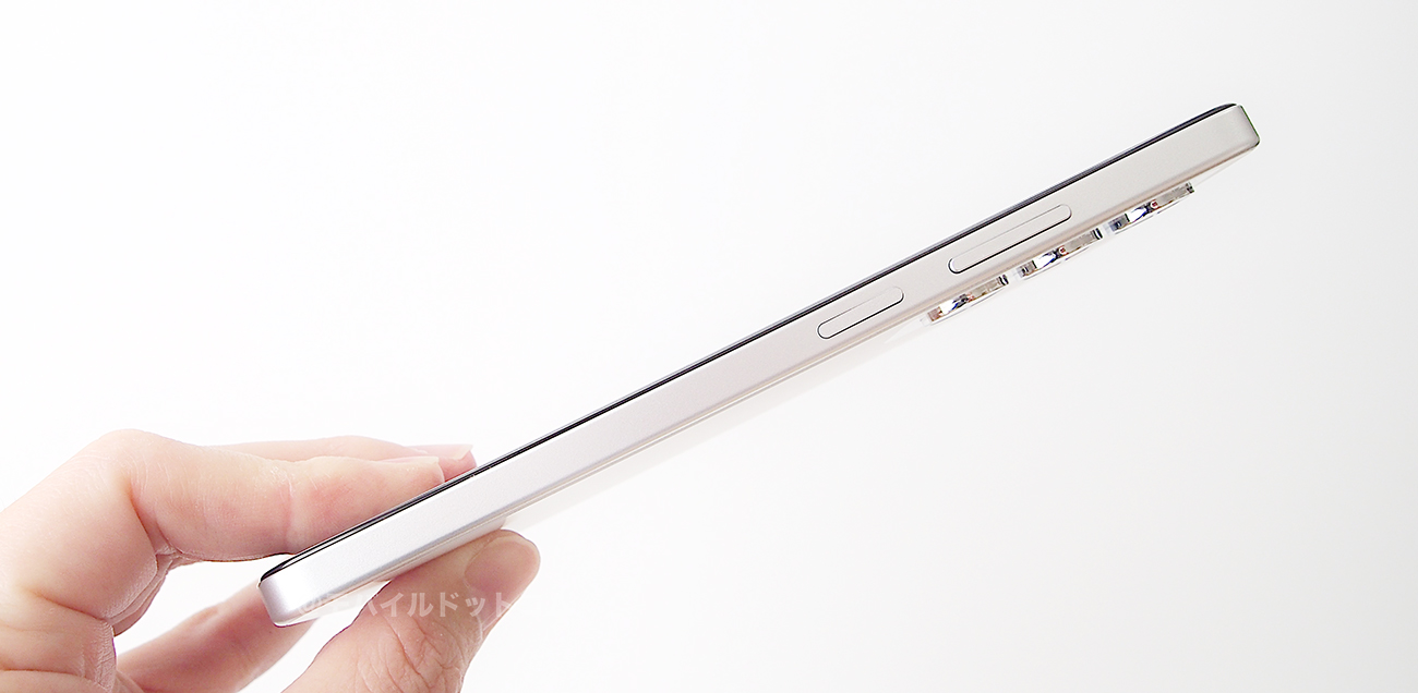 右側面には、「音量ボタン」「電源ボタン」
