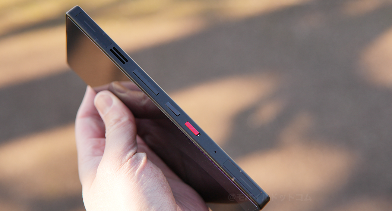 右側面には、「ショルダートリガー」、「ゲームスペーススイッチ」、「電源ボタン」、「音量ボタン」、「ショルダートリガー」