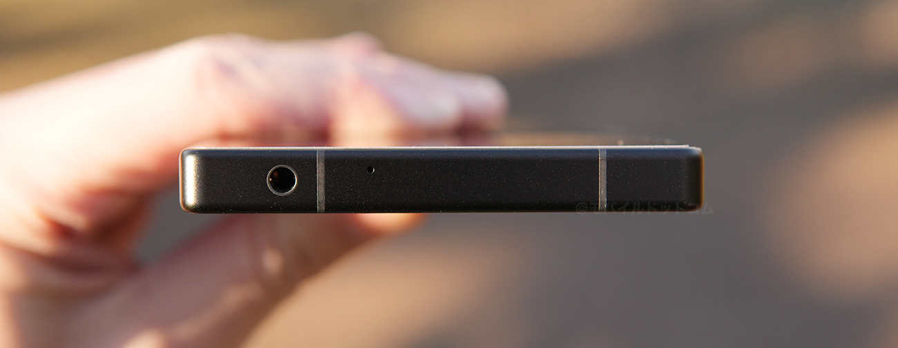 上部側面には、「イヤホンジャック」、「スピーカー」、「マイク」