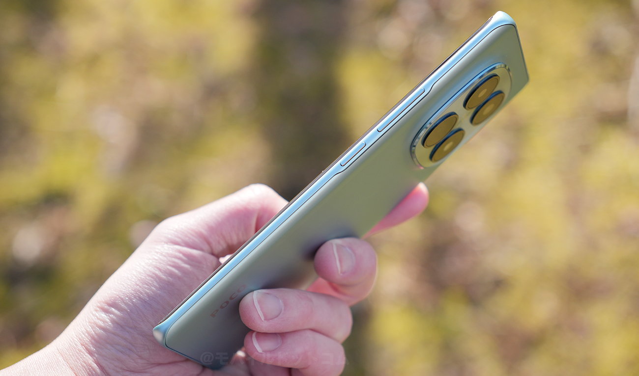 右側面には、「電源ボタン」、「音量ボタン」