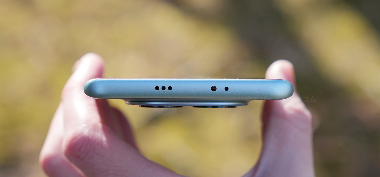 上部側面には、「赤外線センサー」、「マイク」