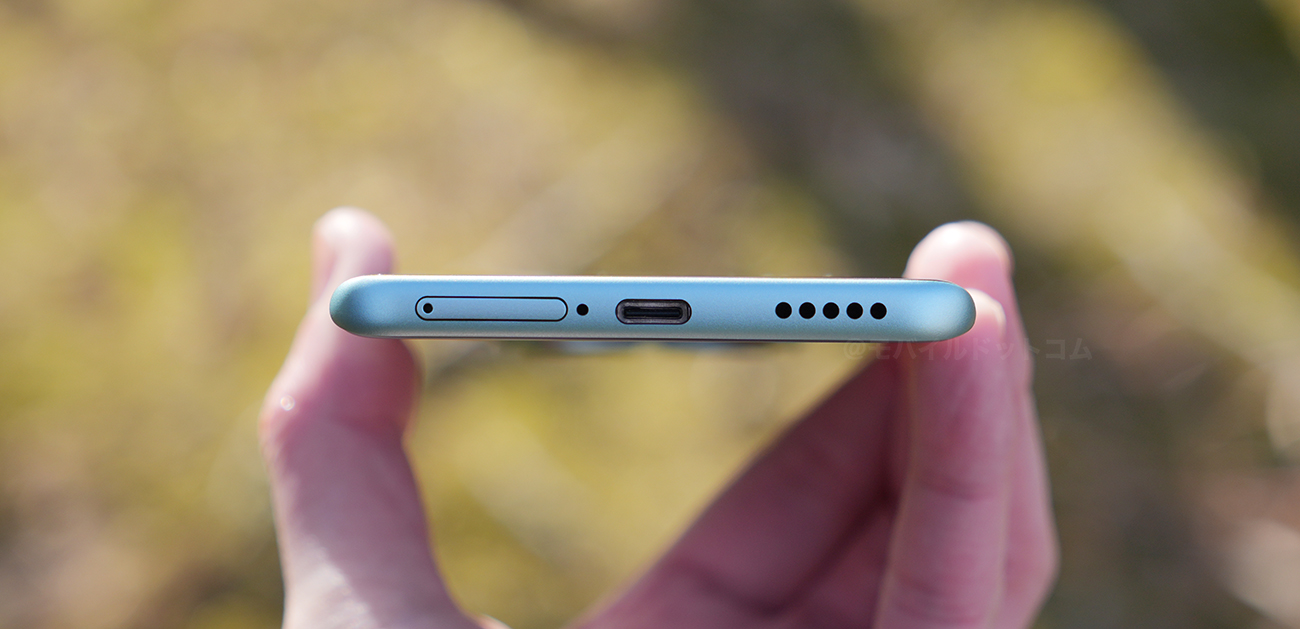 下部側面には、「SIMスロット」、「マイク」、「Type-Cコネクタ」、「スピーカー」