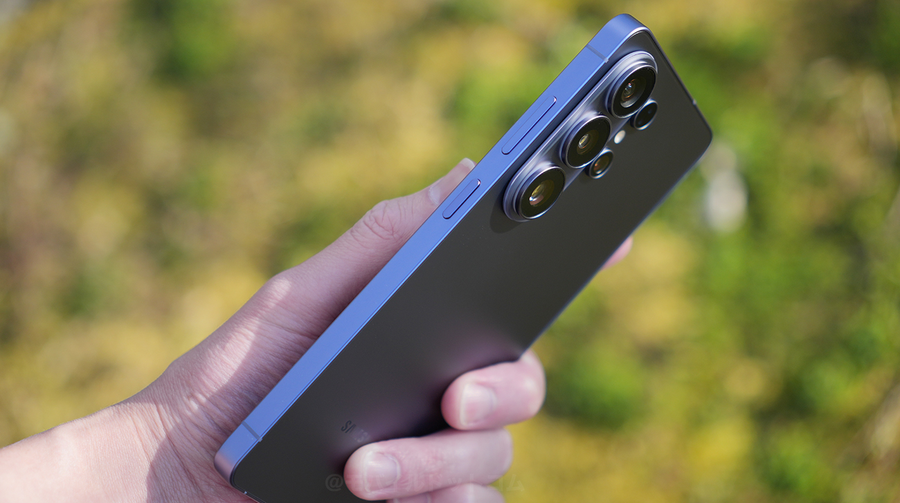 右側面には、「電源ボタン」、「音量ボタン」