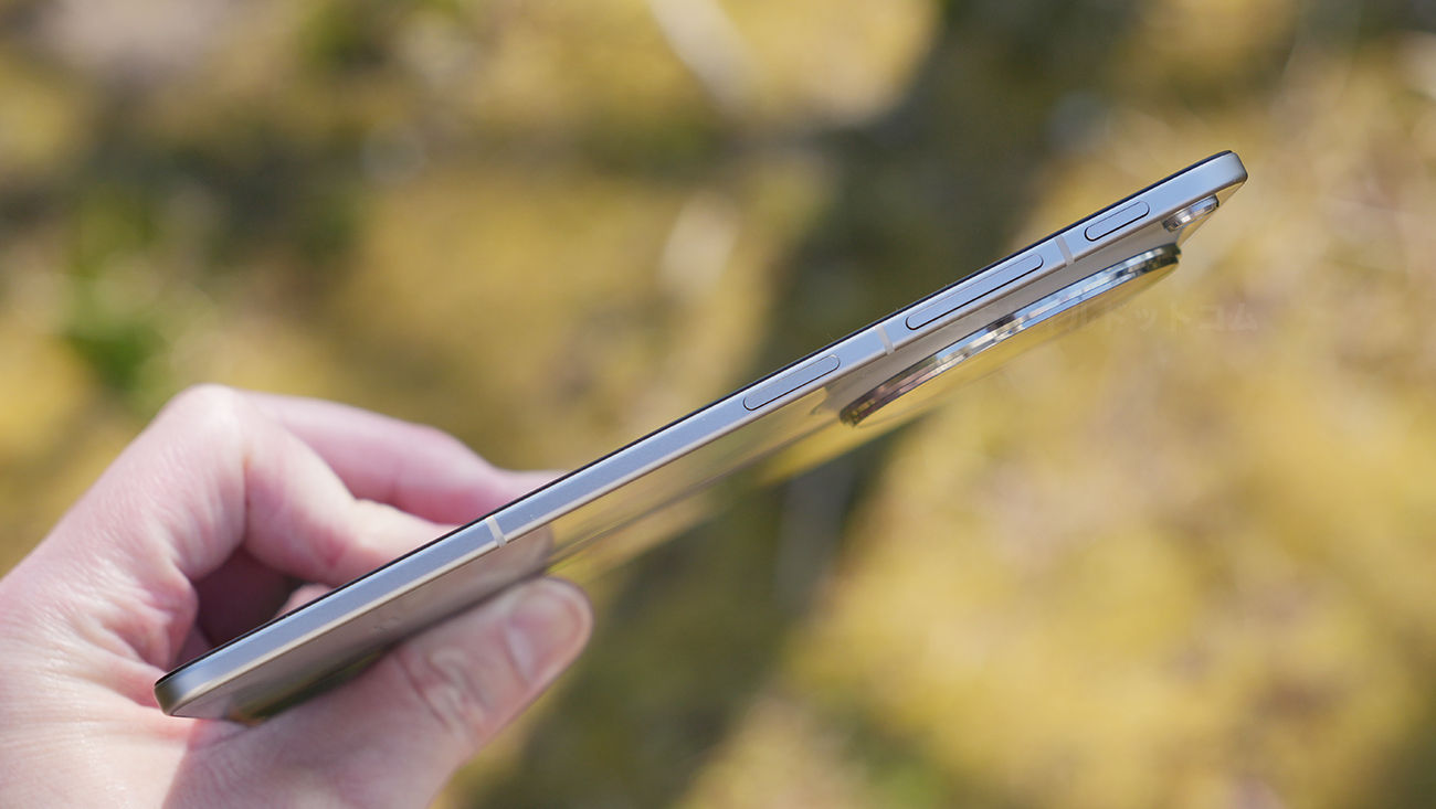 右側面には、「電源ボタン」、「音量ボタン」、「Snap Key」