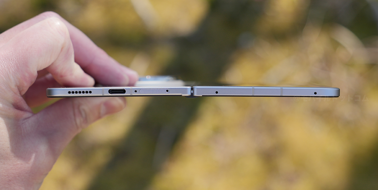 下部側面には、「SIMスロット」、「マイク」、「Type-Cコネクタ」、「スピーカー」