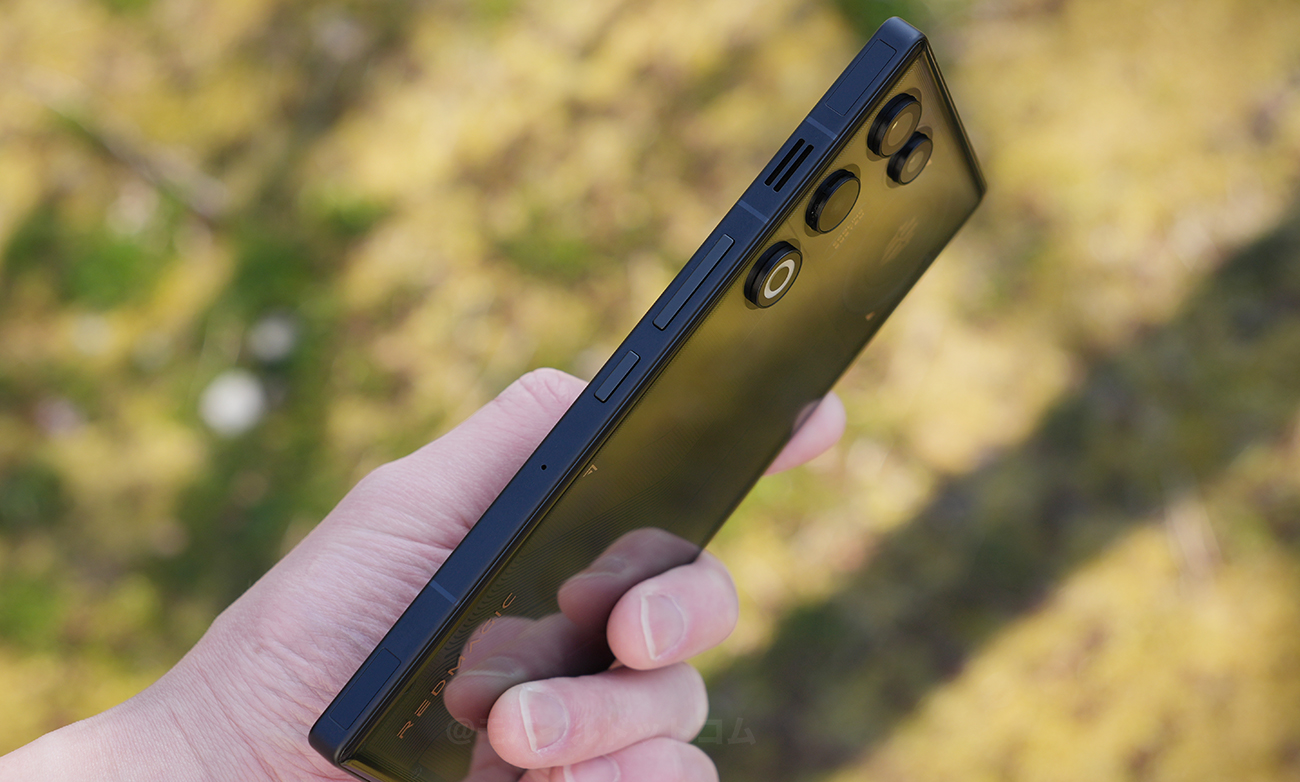 右側面には、「電源ボタン」、「音量ボタン」、「ショルダートリガー（L・R）」