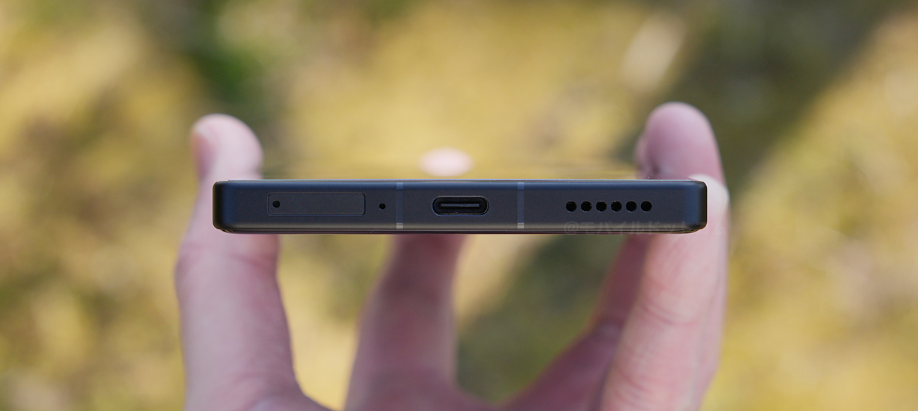 下部側面には、「SIMスロット」、「マイク」、「Type-Cコネクタ」、「スピーカー」