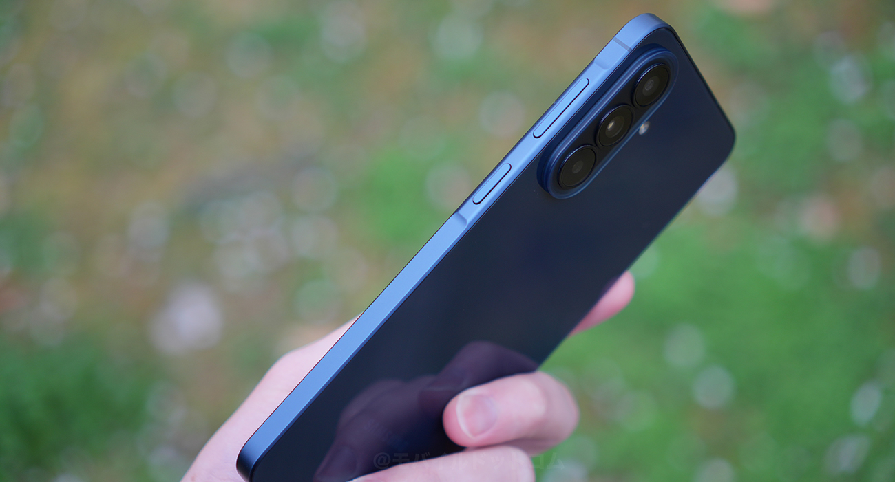 右側面には、「電源ボタン」、「音量ボタン」