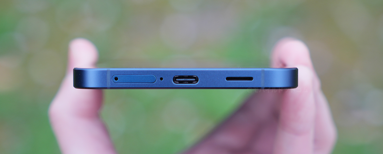 下部側面には、「SIMスロット」、「マイク」、「Type-Cコネクタ」、「スピーカー」