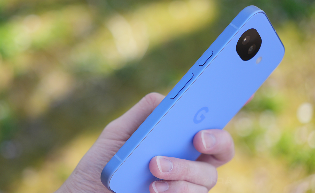 右側面には、「音量ボタン」、「電源ボタン」