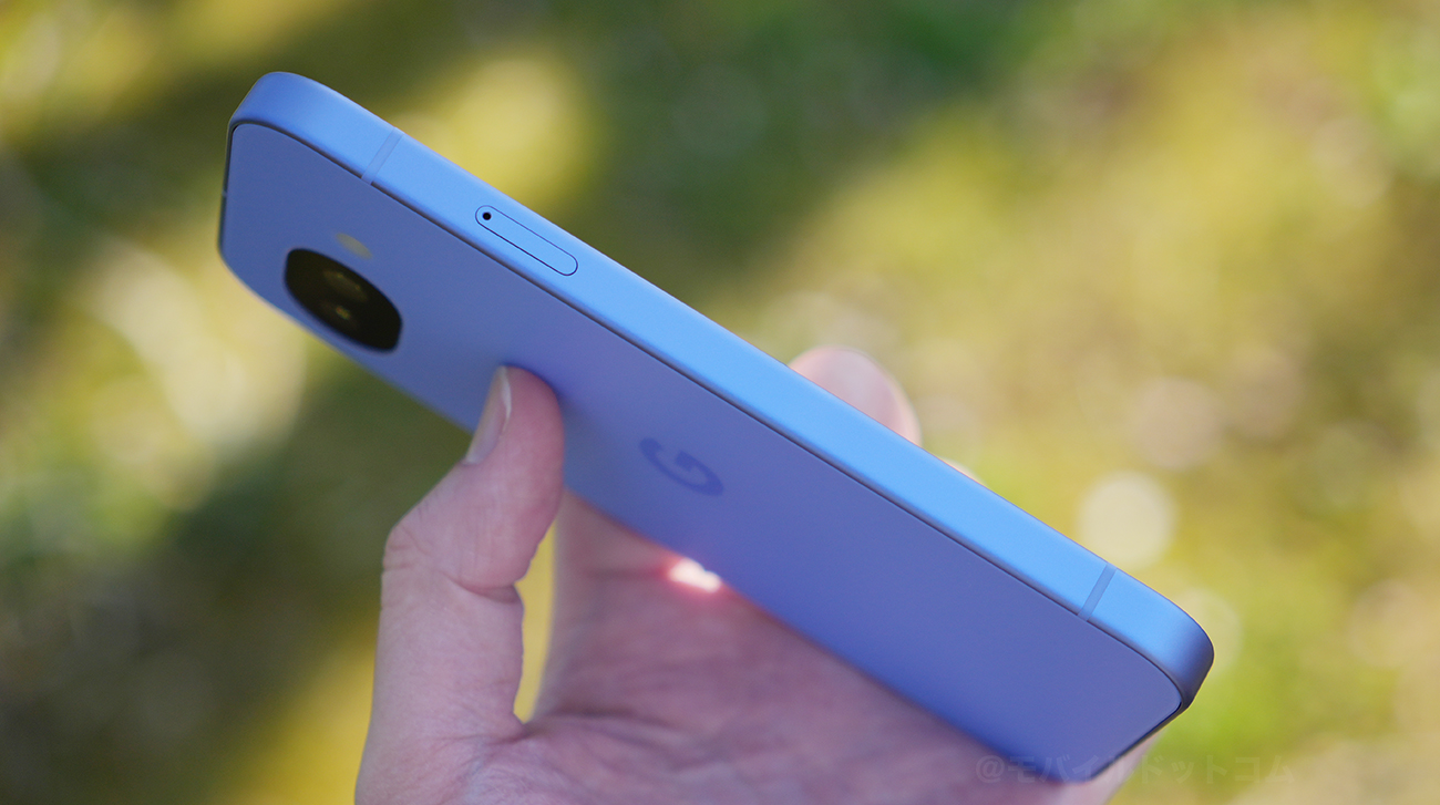 左側面には、「SIMスロット」