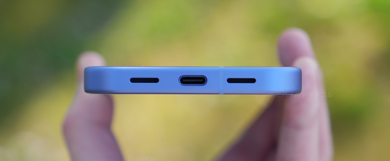 下部側面には、「マイク」、「Type-Cコネクタ」、「スピーカー」